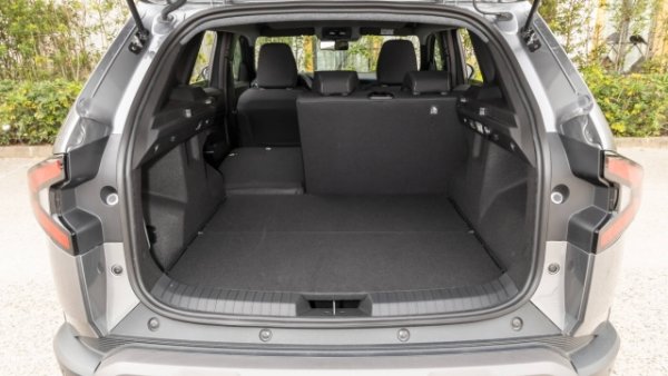 Румънският хит е 435 см дълъг, 181 см широк и 165 см висок с междуосие от 266 см, но е преразгледал товарната площ, която вече има двойно дъно с отделения. Минималният капацитет достига 596 литра, което при сгънати седалки става 1696 литра. 

За да потвърдите, че няма липса на място, сред опциите на обновения Duster има Sleep pack: подвижна кутия, която интегрира сгъваемо двойно легло с дължина 1,90 метра и ширина до 1,3 метра. Ценовата листа на Duster започва от 36 790 лева.